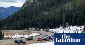 Four American climbers suffered a 400-foot plunge into a ravine in Washington state; one managed to escape and sought help by driving to a payphone.