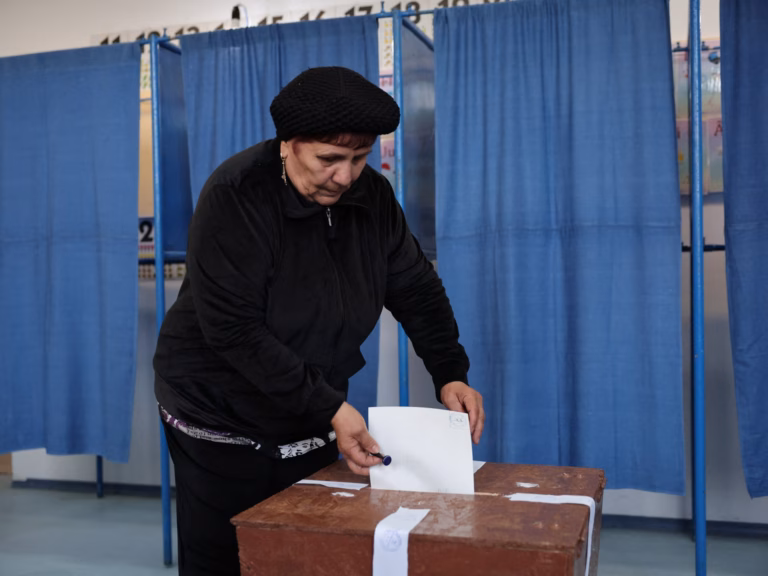 Romanian citizens participate in closely contested second round of presidential elections | Political Updates
