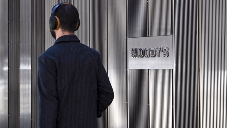 Moody’s lowers US credit rating to AA+ due to concerns over national debt.