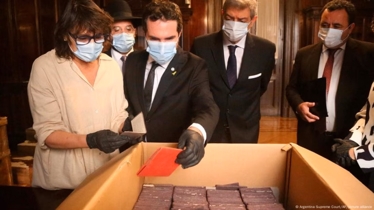 The Supreme Court of Argentina discovers a stash of Nazi artifacts in a hidden cellar – DW – December 5, 2025