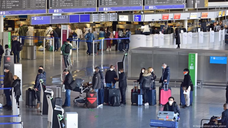 Advocacy organizations encourage the European Union to take action against airlines regarding their luggage charges – DW – May 22, 2025