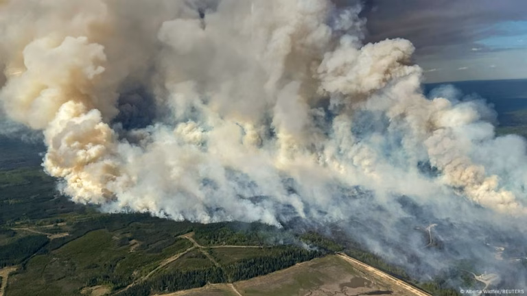 Manitoba Wildfires: Thousands Flee as Fires Intensify – DW – May 29, 2025