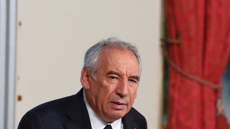 French Socialists experts run a measure of no confidence following the demise of discussions over pensions.