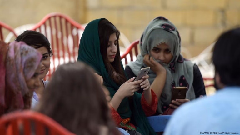 Social media can pose risks for women in Pakistan – DW – 06/29/2025