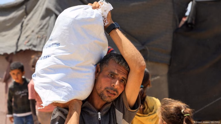 Gaza Relief Hubs Shut Down for 24 Hours – DW – 04/06/2025