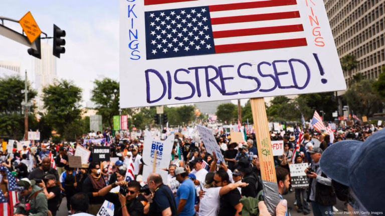 Trump Holds Military Parade Amidst “No Kings” Demonstrations – DW – 06.15.2025