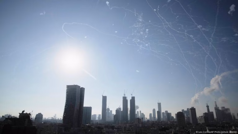 Missile Attacks from Iran Target Israeli Medical Facility – DW – June 19, 2025