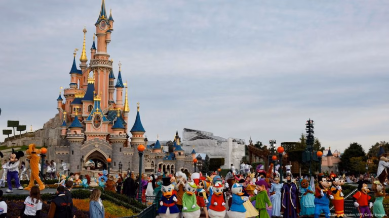 French authorities investigate a fabricated Disneyland ‘marriage’ ceremony involving a minor – DW – 23/06/2025