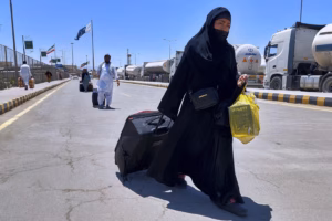 Pakistanis Leave Iran Amidst Israel-Iran War and Border Restrictions | Defense