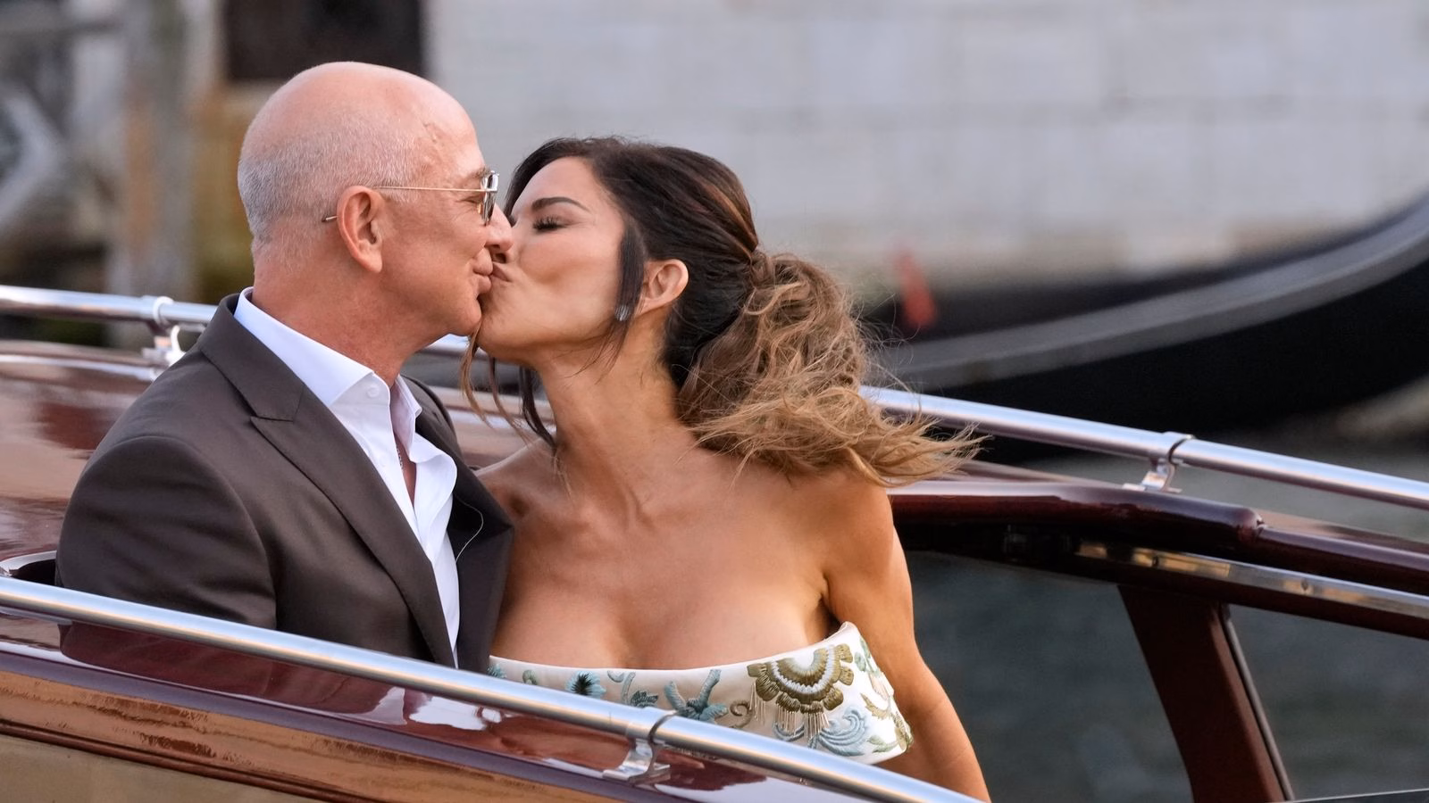 Skynews jeff bezos lauren sanchez 6951665.jpg