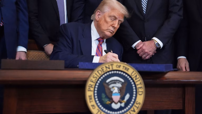 Trump Contemplates Disrupting Partnership between Delta and Aeromexico, Imposes Limits on Flights from Mexico