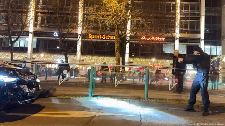 Assailant at German Christmas Market Leaves Shocked Victims with Mysterious Letters – DW – 07/31/2025