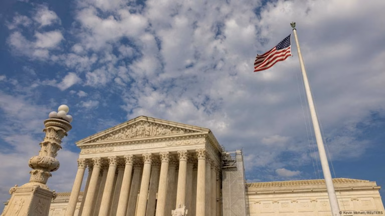 Top Court clears the path for Trump to go ahead with layoffs in the federal sector – DW – 07/09/2025