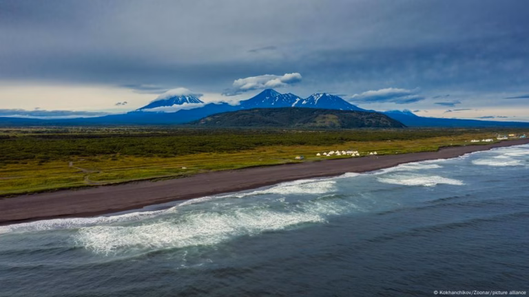 Earthquake off Russia’s eastern coast triggers tsunami alerts – DW – 30 July 2025