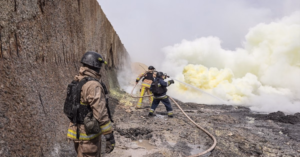 Aa 20250720 38613073 38613064 ukrainian officials extinguish the fire after russian attack in kostia.jpeg