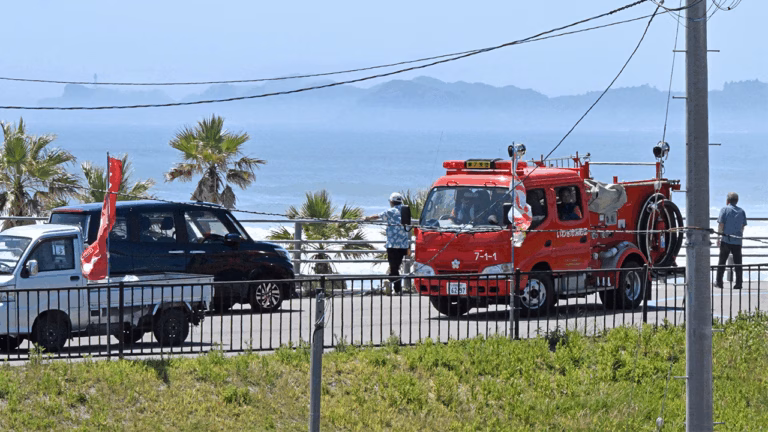 Massive waves caused by a quake off the coast of Russia reach Japan, prompting Tsunami warnings to be issued for the US West Coast.