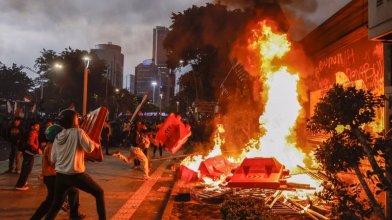 Fire incident at Indonesian government structure results in three fatalities; protesters held accountable | Updates on Protests