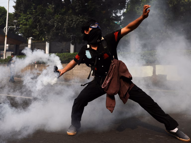 Indonesian authorities engage in confrontation with protesting students over the salaries of lawmakers | Updates on Demonstrations