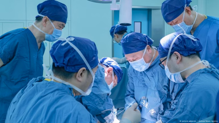 Physicians Perform Swine-to-Human Lung Transplantation – DW – 08/26/2025