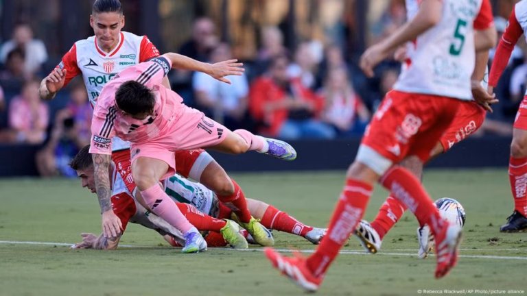 Lionel Messi Leaves Inter Miami Game Prematurely Due to Hamstring Injury – Deutsche Welle – March 8, 2025