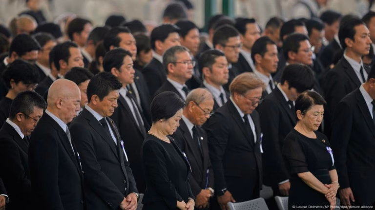 Japan commemorates the 80th anniversary of the Hiroshima nuclear bombing – DW – 08/06/2025