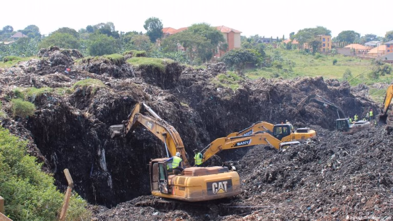 Uganda grappling with ongoing waste crisis one year later – DW – 08/09/2025 Classic