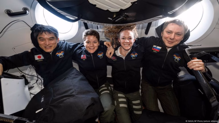 US space agency astronauts touch down on home soil after half-year ISS mission – DW – 09.08.2025