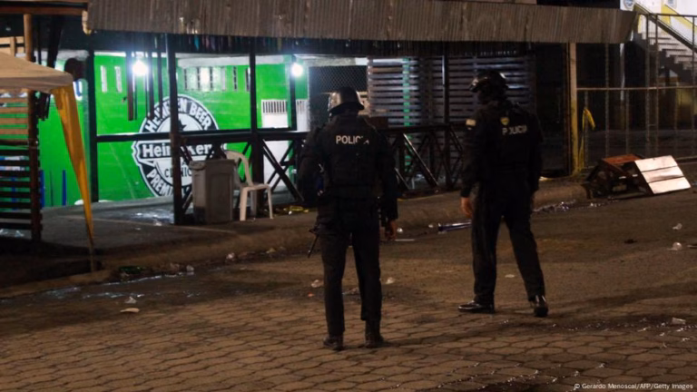 8 persons shot dead outside a nightclub – DW – 08/11/2025