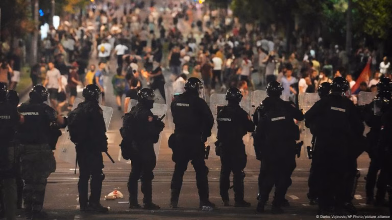 Serbian authorities detain numerous individuals demonstrating against the government – DW – August 15, 2025