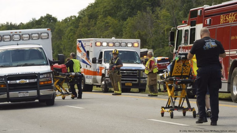 Five fatalities result from bus accident en route to New York – Deutsche Welle – Tuesday, August 22, 2025