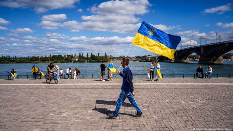 Will Ukraine’s youth come back once its borders reopen? – DW – 08/30/2025