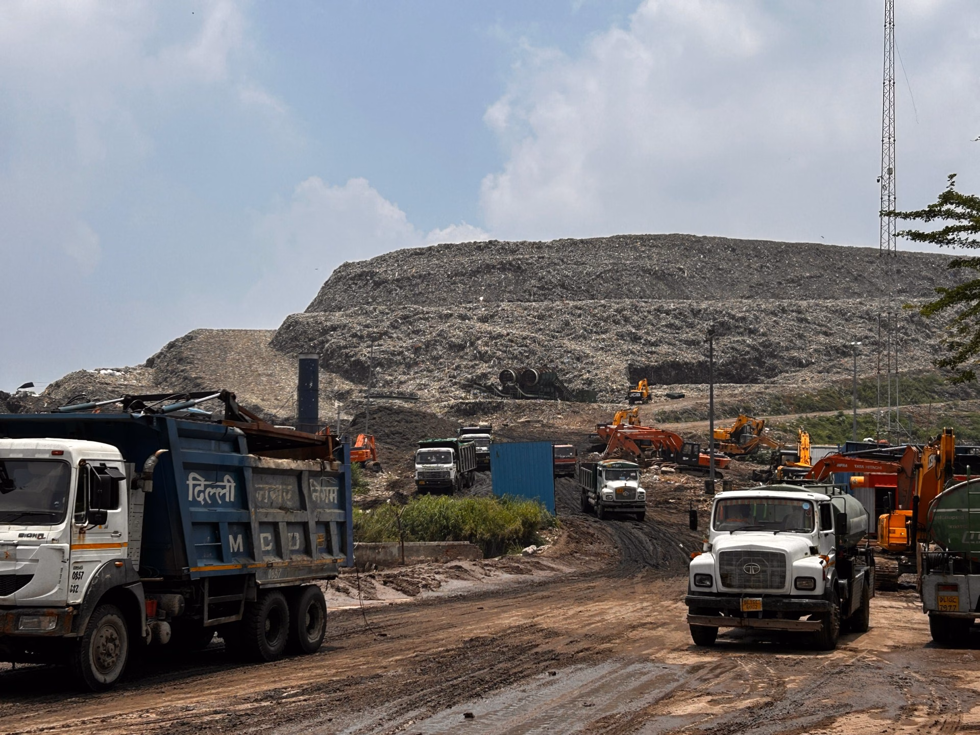 A closer look at the ghazipur landfill 1754650400.jpg