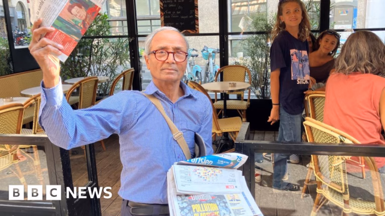 France’s final newsstand vendor is awarded the Order of Merit following a half-century career.