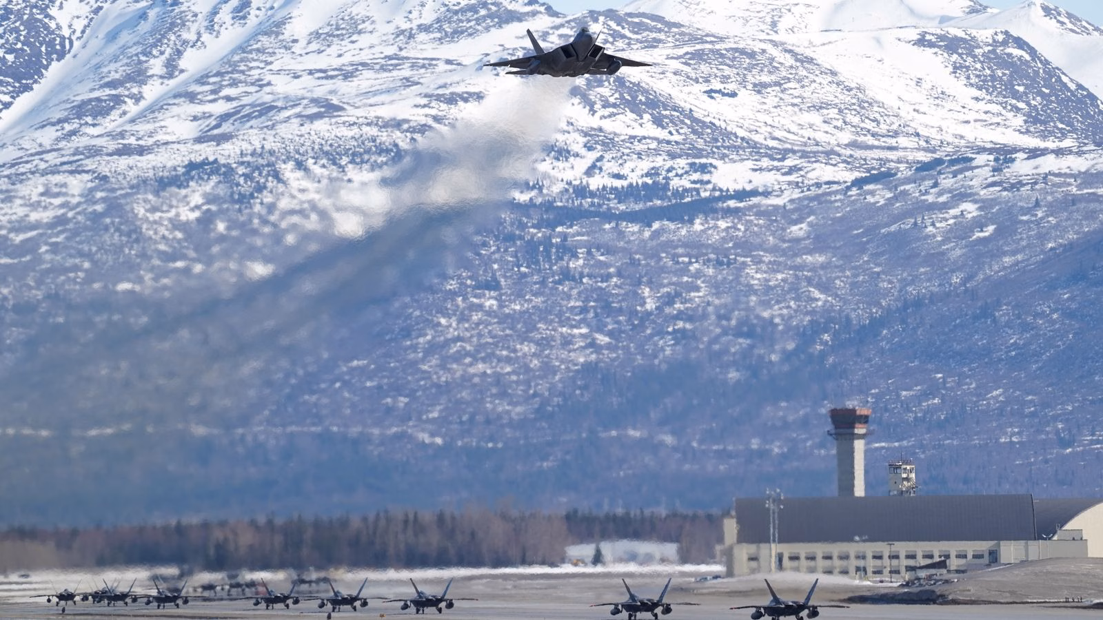 Skynews anchorage us base 6989505.jpg