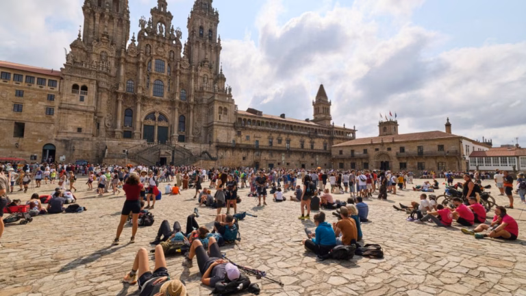 Santiago de Compostela faces the challenge of managing the increasing influx of tourists as the city becomes significantly emptier.