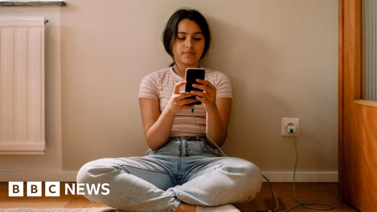 A study suggests that Australia’s restriction on teenagers’ use of social media may be successful.