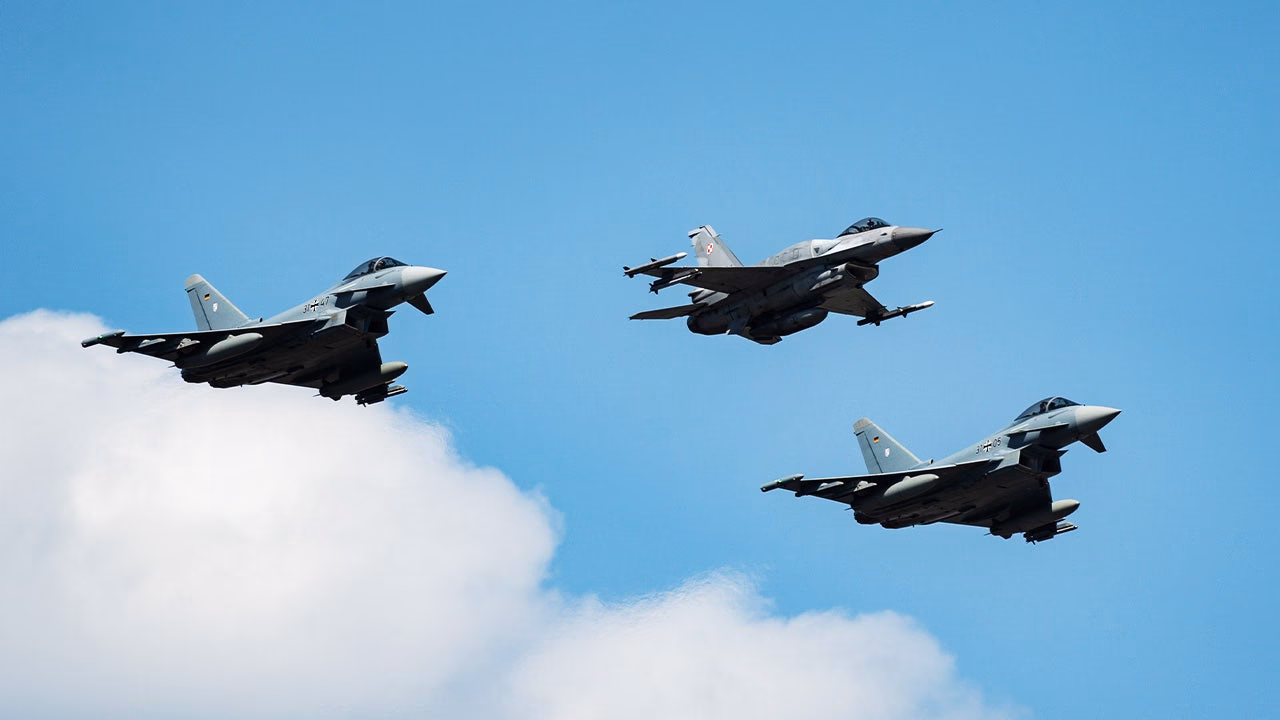 Polish army f 16 jets.jpg